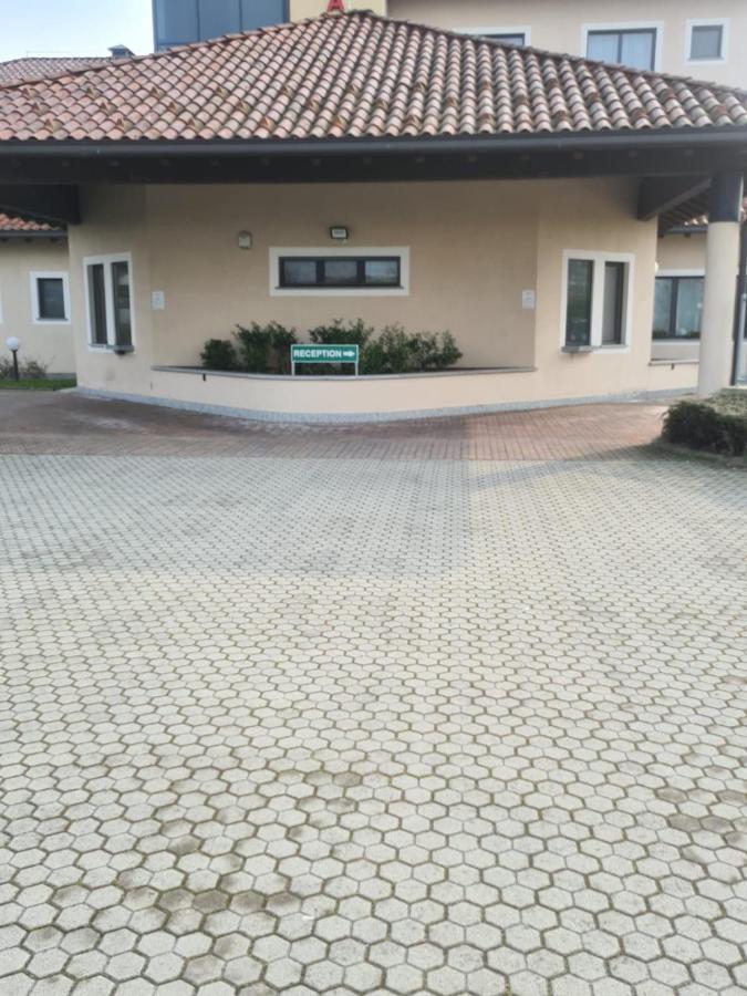 Elysium Hotel Raya Mediglia 外观 照片