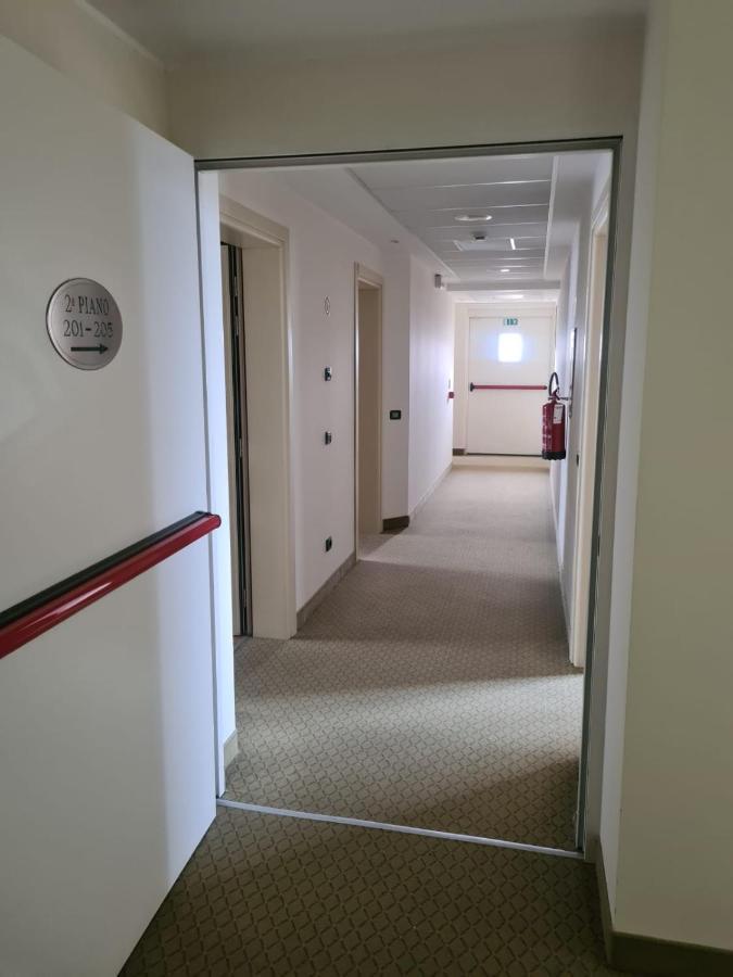 Elysium Hotel Raya Mediglia 外观 照片