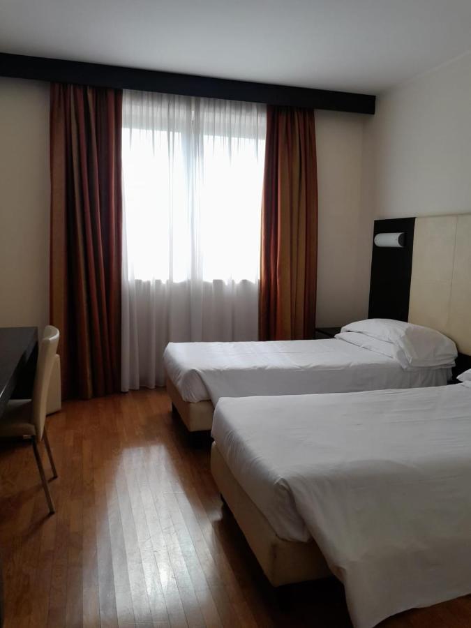 Elysium Hotel Raya Mediglia 外观 照片