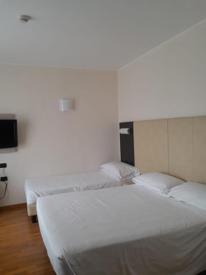 Elysium Hotel Raya Mediglia 外观 照片