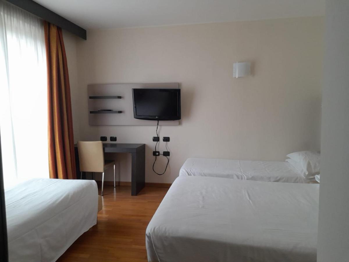 Elysium Hotel Raya Mediglia 外观 照片