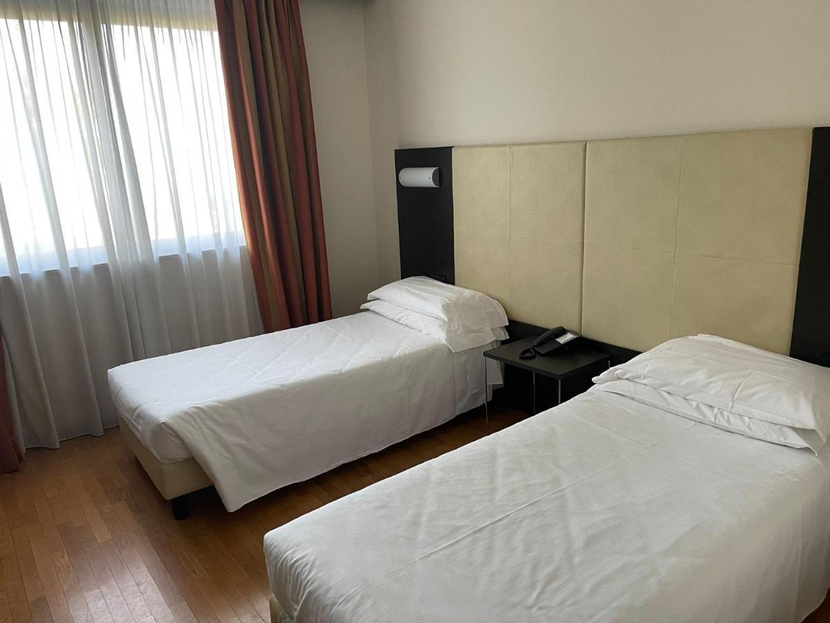 Elysium Hotel Raya Mediglia 外观 照片