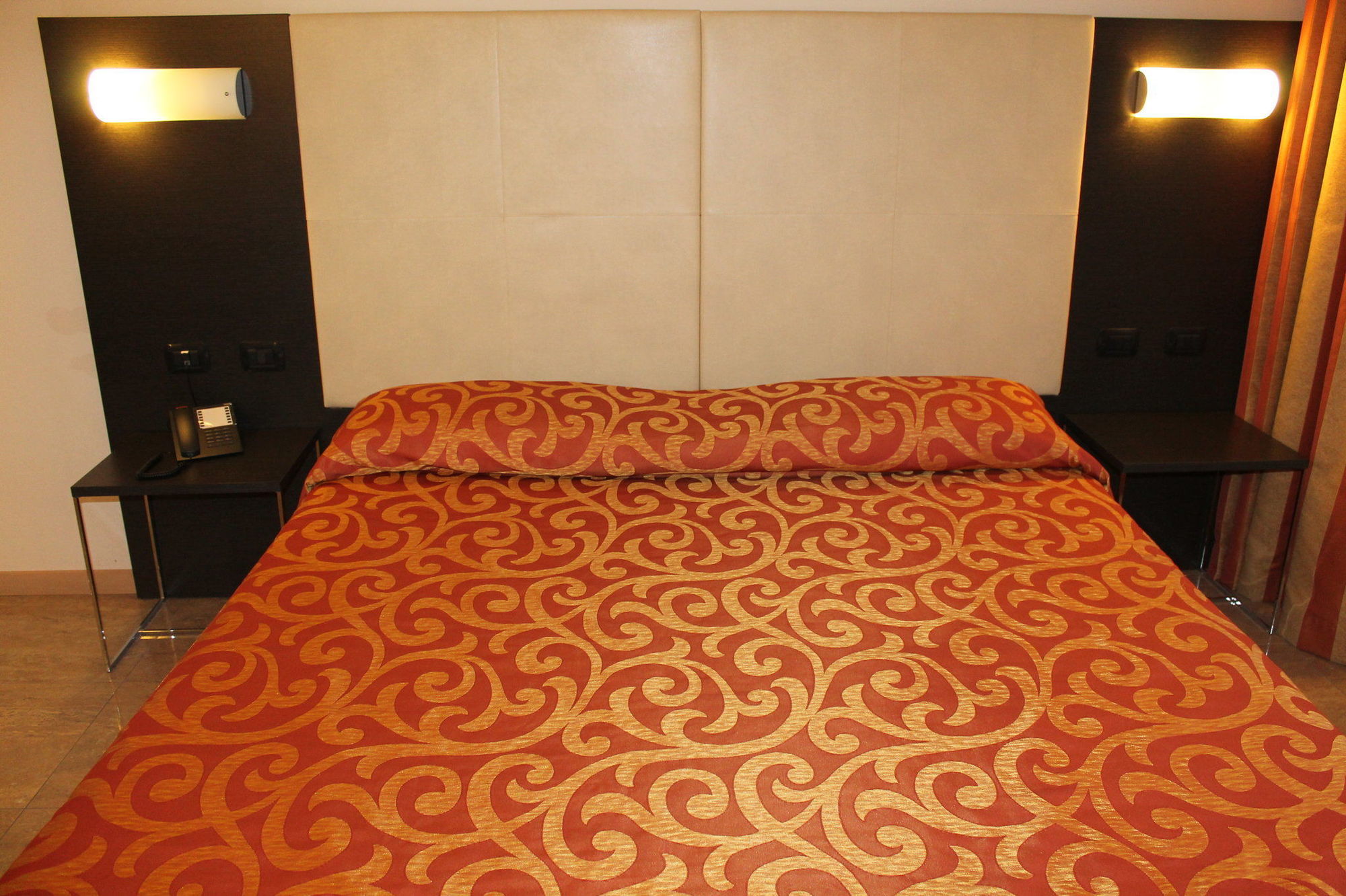 Elysium Hotel Raya Mediglia 外观 照片