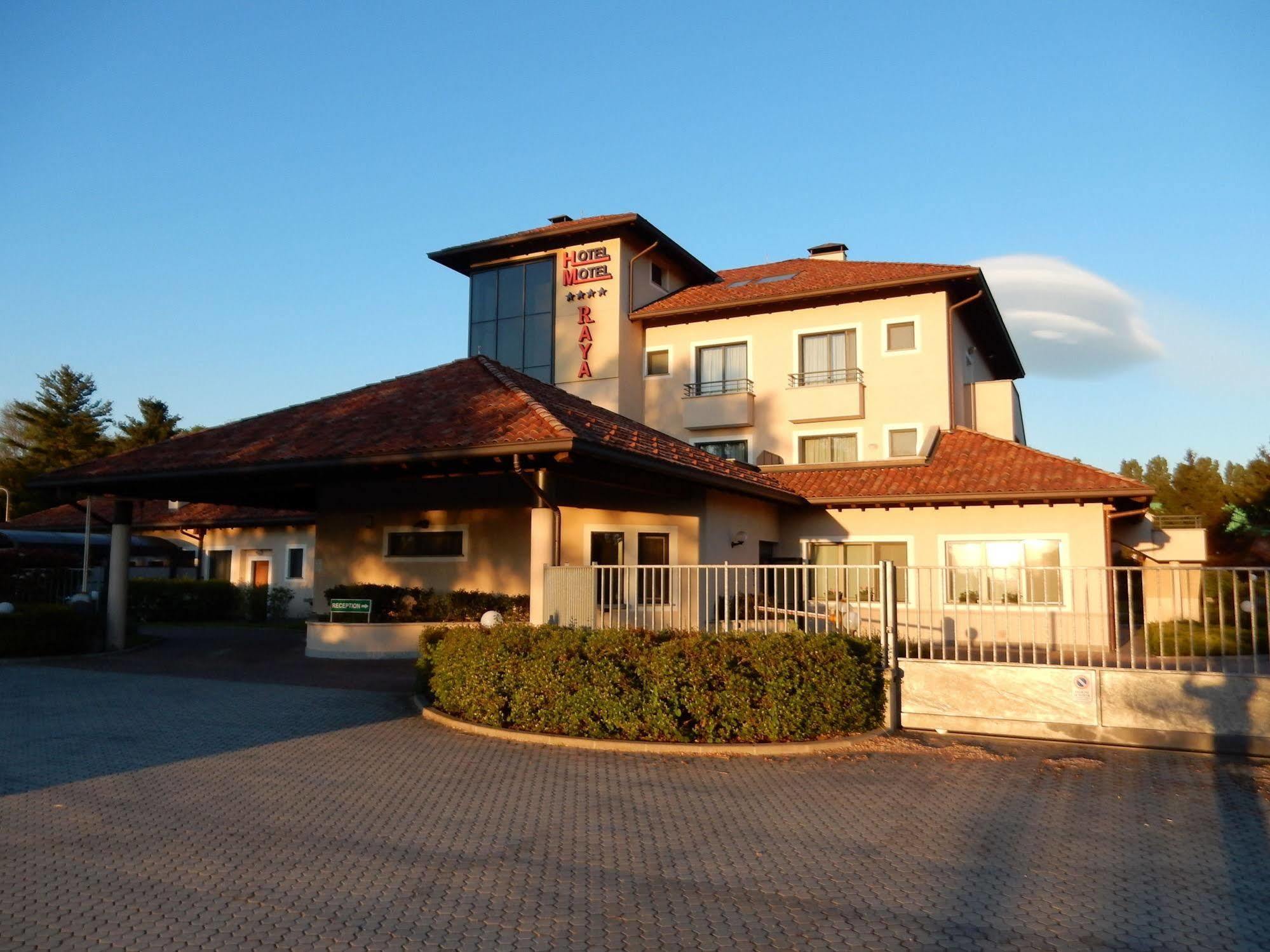 Elysium Hotel Raya Mediglia 外观 照片